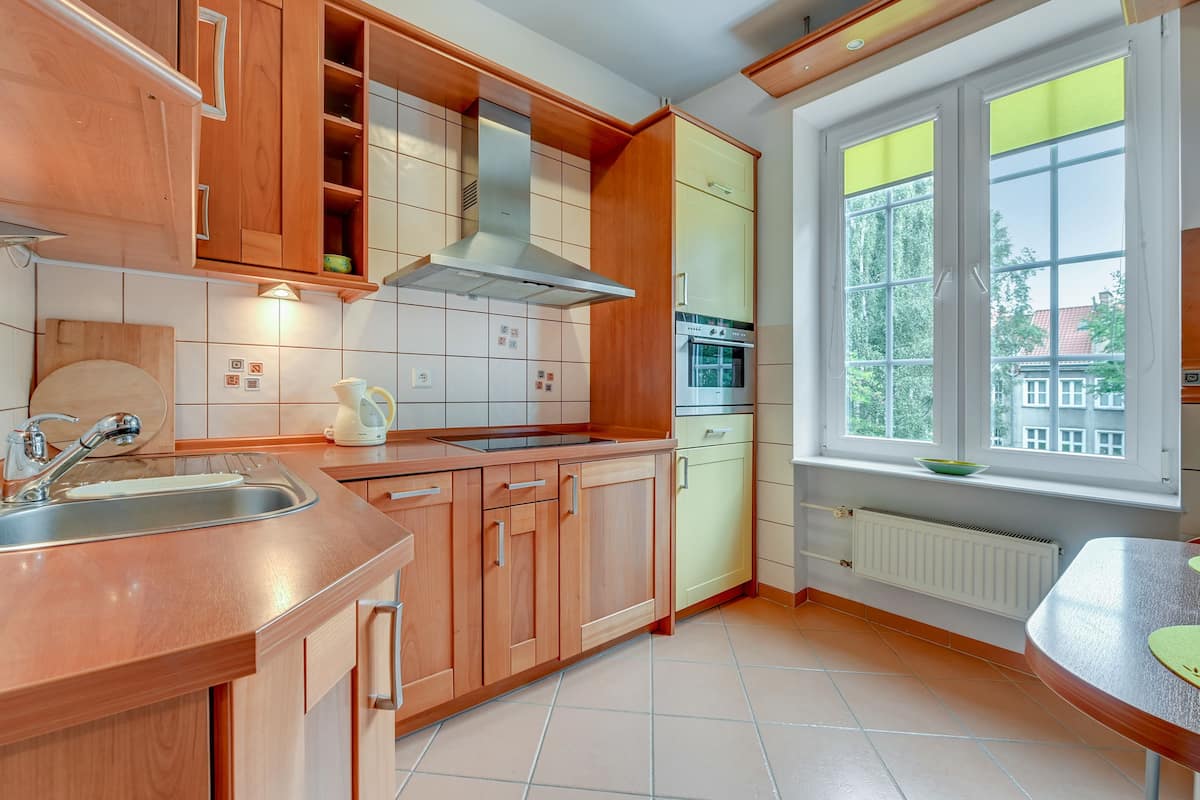 Studio Apartment (4 adults, ul. sw. Ducha 123/3) | Cocina privada | Refrigerador, microondas, parrilla de estufa y lavavajillas