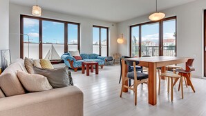 Luksusleilighet, 2 soverom, balkong (6 Adults) | Oppholdsområde