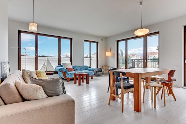 Luxury-Apartment, 2 Schlafzimmer, Balkon (6 Adults) | Wohnbereich | LCD-Fernseher