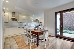 Apartament de luxe, 2 dormitoris (with garden, 6 adults) | Cuina bàsica privada | Frigorífic, microones, placa de cuina i rentaplats