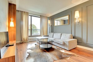 Apartament executiu, 2 dormitoris (6 Adults) | Sala d'estar | Televisor LCD
