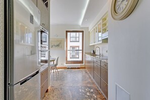 Apartament Deluxe, 2 dormitoris, balcó ((4 Adults) 53) | Cuina bàsica privada | Frigorífic, microones, placa de cuina i rentaplats