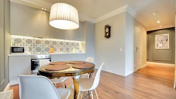 Apartemen Eksekutif, 2 kamar tidur (6 Adults) | Dapur pribadi | Lemari es, microwave, kompor, dan mesin pencuci piring