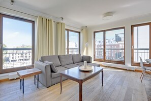 Deluxe-Apartment, 2 Schlafzimmer, Balkon ((4 Adults) 53) | Wohnzimmer | LCD-Fernseher