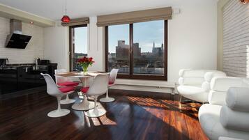 Apartamento luxo, 1 quarto, sacada, vista para o rio | Sala de estar | TV LCD