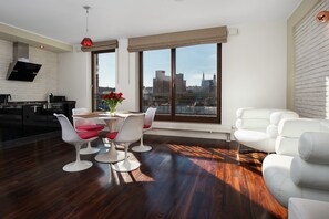 Appartement Deluxe, 1 chambre, balcon, vue fleuve | Salle de séjour | Télévision LCD