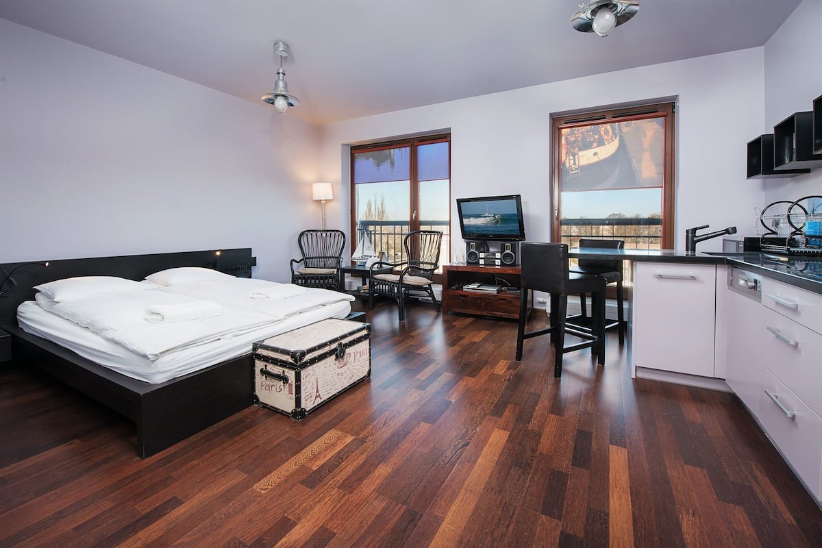 Studio | Seterika/papan seterika, katil bayi/kot (surcaj) 