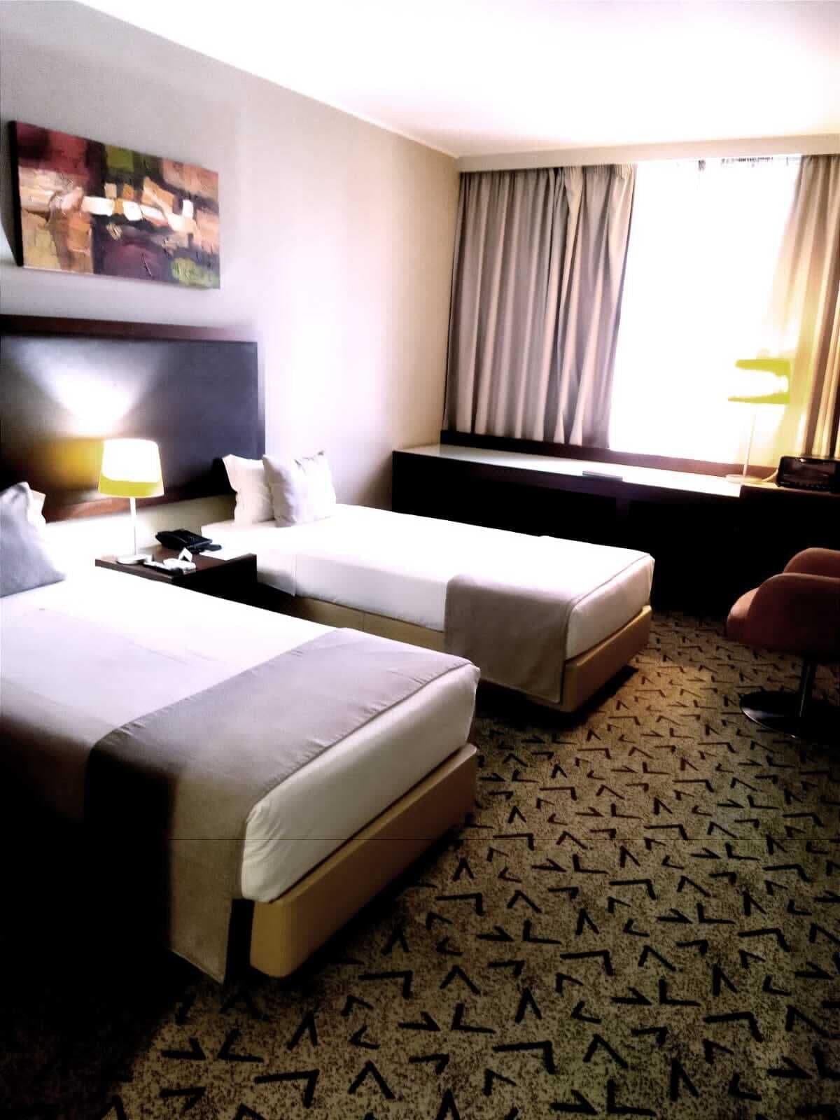 Ropa de cama de alta calidad, cubrecamas y minibar 