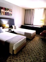 Ropa de cama de alta calidad, cubrecamas y minibar