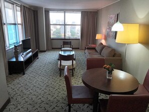 小型开间套房 | 高档床上用品、羽绒被、迷你吧、客房内保险箱