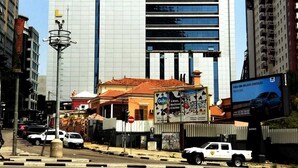 A modern hotel with a prominent 'Skya Hotel' sign, featuring a grid facade and multiple floors. - Skyna Hotel Luanda (Luanda)