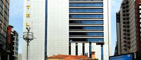 Vista frontal de la propiedad