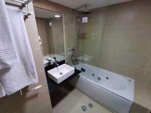 Ducha, artículos de tocador gratuitos, secador de pelo, toallas