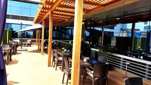 3 bars/lounges, 8 beach bars - Skyna Hotel Luanda (Luanda)
