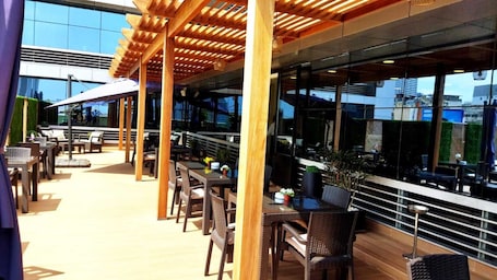 3 bars/lounges, 8 beach bars