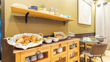 Daily buffet breakfast for a fee