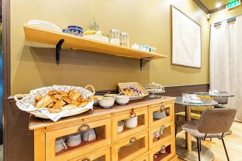 Tägliches Frühstücksbuffet gegen Gebühr