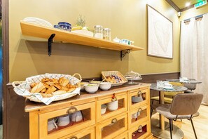 朝食 (ビュッフェ)、毎日提供 (有料)