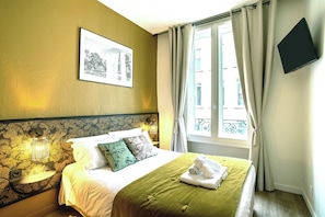 Comfort Double Room | Individually decorated, individually furnished, desk, laptop workspace - Hôtel Tête d'Or (Lyon)