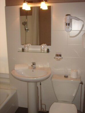 Club-Doppelzimmer | Badezimmer | Kostenlose Toilettenartikel, Haartrockner, Handtücher, Seife