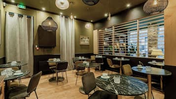 Desayuno buffet diario (EUR 8.50 por persona)