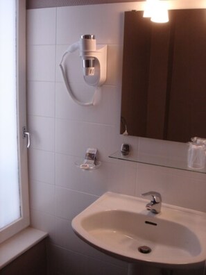 Comfort Double Room | Individually decorated, individually furnished, desk, laptop workspace - Hôtel Tête d'Or (Lyon)