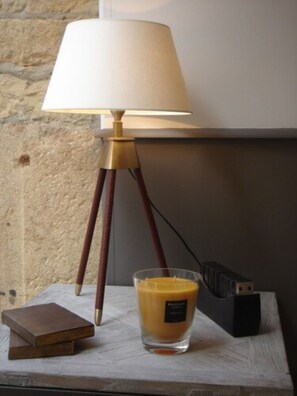 각각 다른 스타일의 인테리어, 각각 다르게 가구 비치, 책상, 노트북 작업 공간