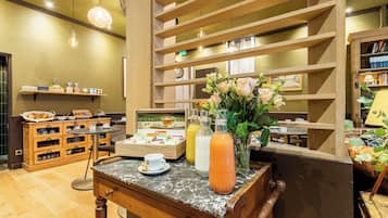 Colazione a buffet, servita tutte le mattine (8.50 EUR a persona)