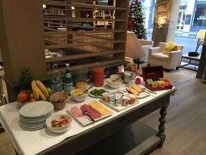 Daily buffet breakfast (EUR 8.50 per person) - Hôtel Tête d'Or (Lyon)