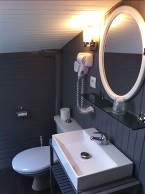 컴포트 더블룸 | 욕실 | 무료 세면용품, 헤어드라이어, 타월, 비누