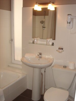 클럽 더블룸 | 욕실 | 무료 세면용품, 헤어드라이어, 타월, 비누