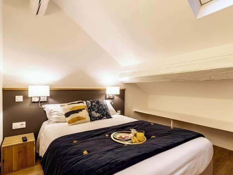 Individueel gedecoreerd, individueel gemeubileerd, een bureau