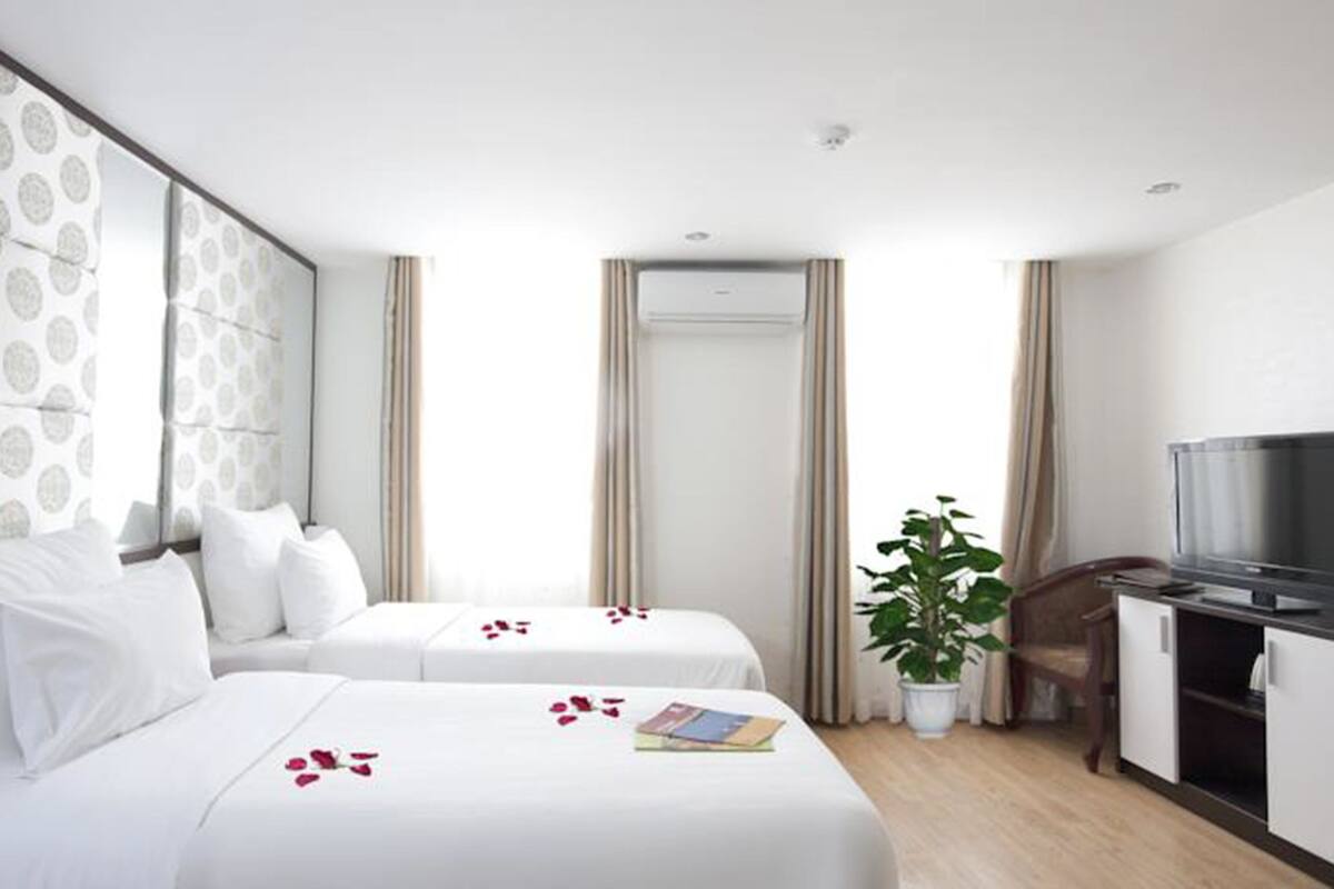 Habitación familiar | Minibar, caja fuerte, sistema de insonorización y wifi gratis