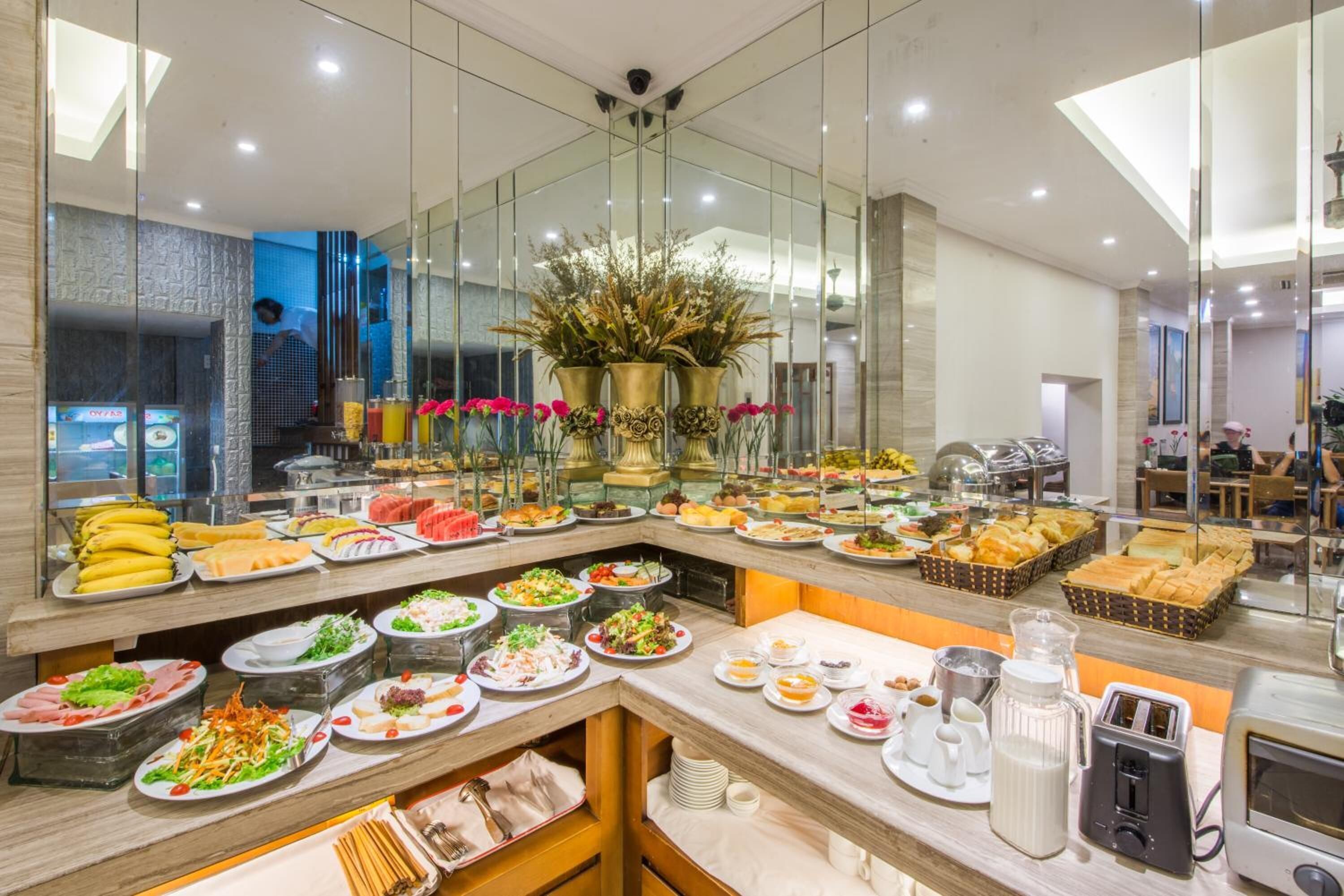 breakfast, lunch and dinner served