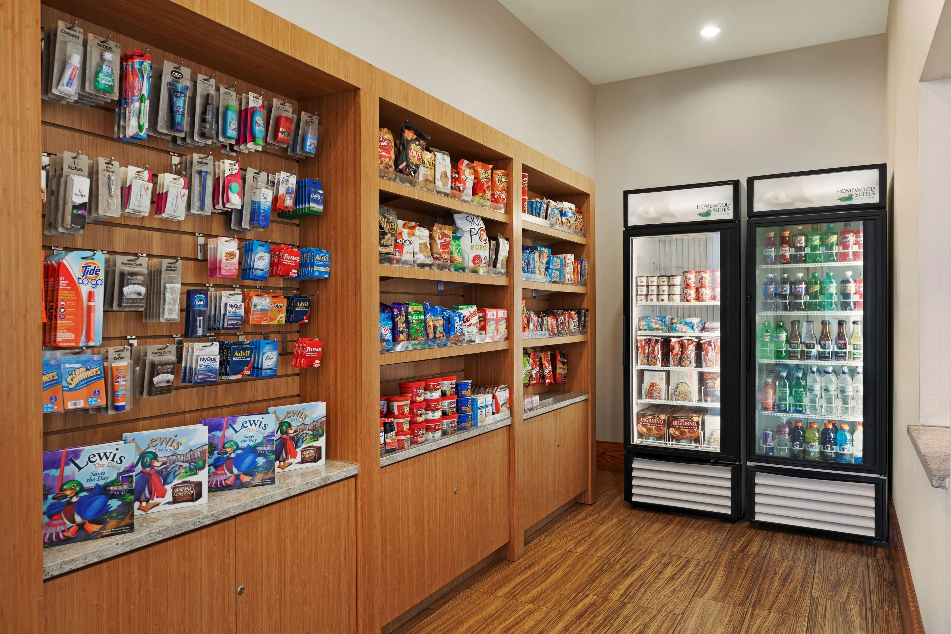 Eine Hotelhalle mit Holzböden, bestückt mit Pflegeprodukten, Snacks und Getränken.