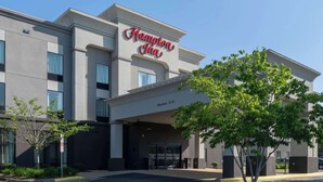 A Hampton Inn hotel with a clear entrance, a sign above the entrance, and a tree in front. - Hampton Inn Dahlgren (King George)