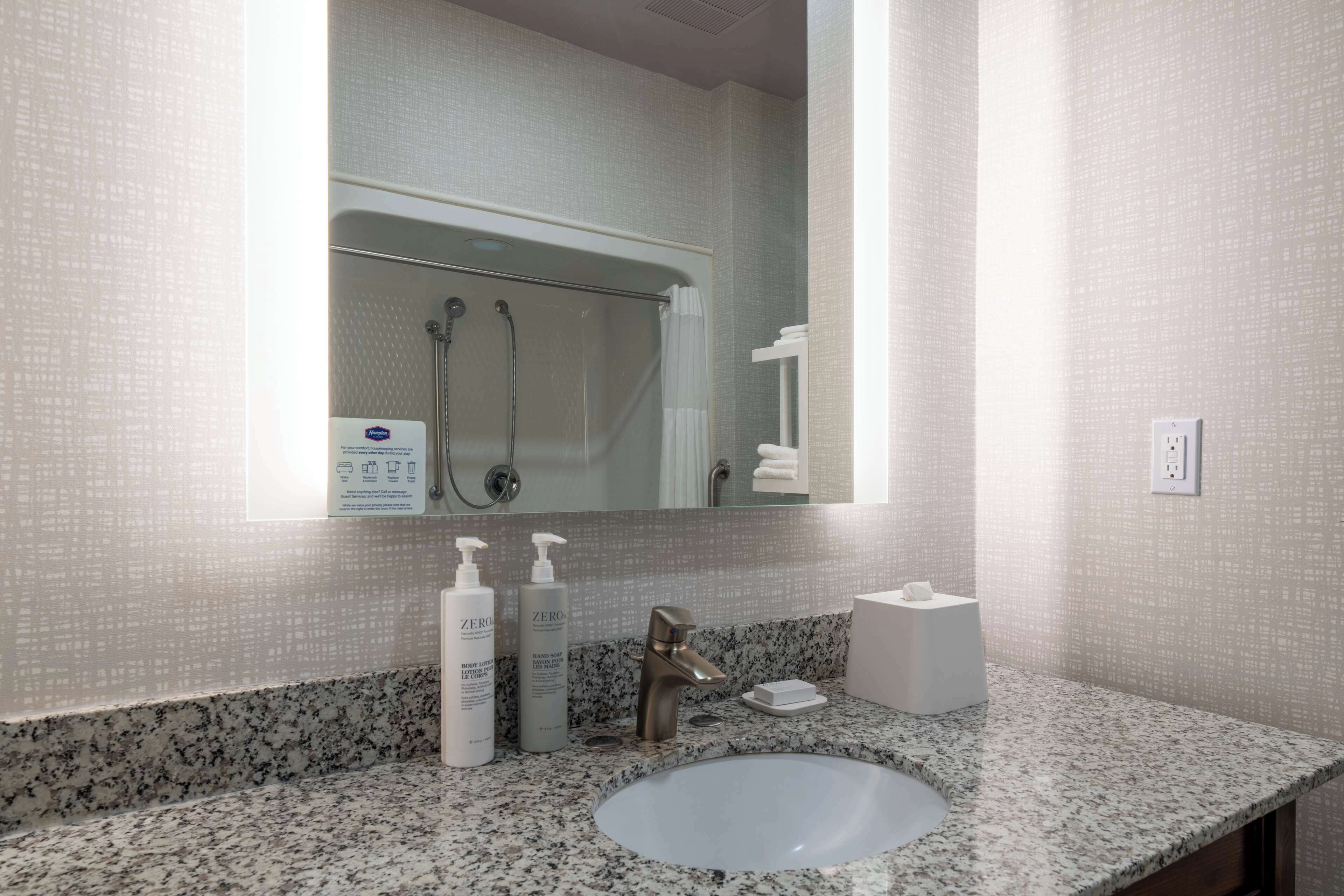 Chambre, 1 très grand lit, accessible aux personnes à mobilité réduite, non-fumeur | Salle de bain