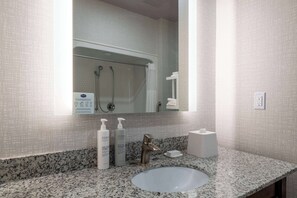 Habitación, 1 cama King size, con acceso para personas discapacitadas, para no fumadores | Baño | Secadora de cabello y toallas 