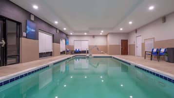 Kolam renang indoor