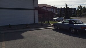 Un edificio con fachada blanca y un garaje.