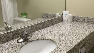 Combined shower/tub, free toiletries, hair dryer, towels