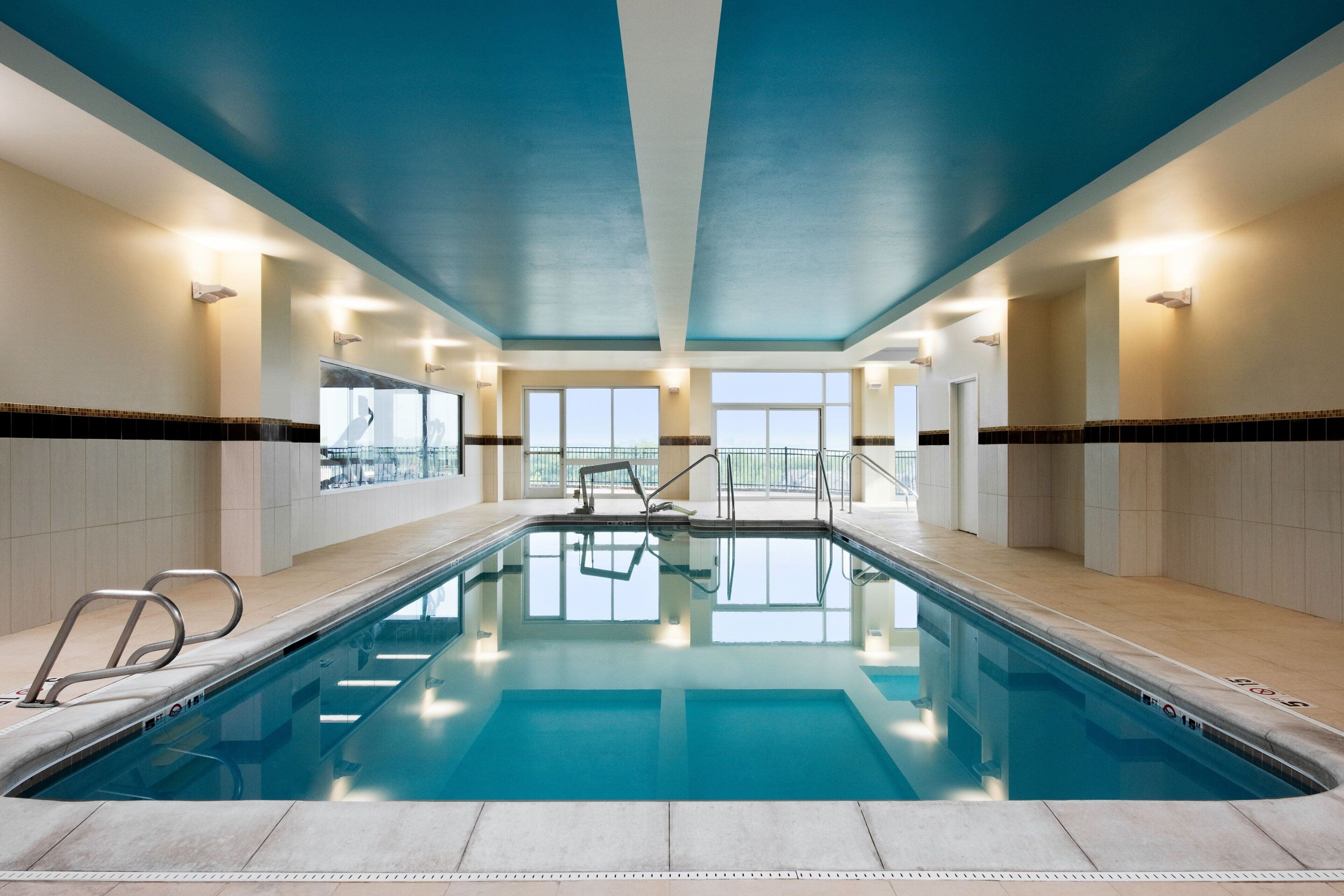 Indoor pool, sun loungers