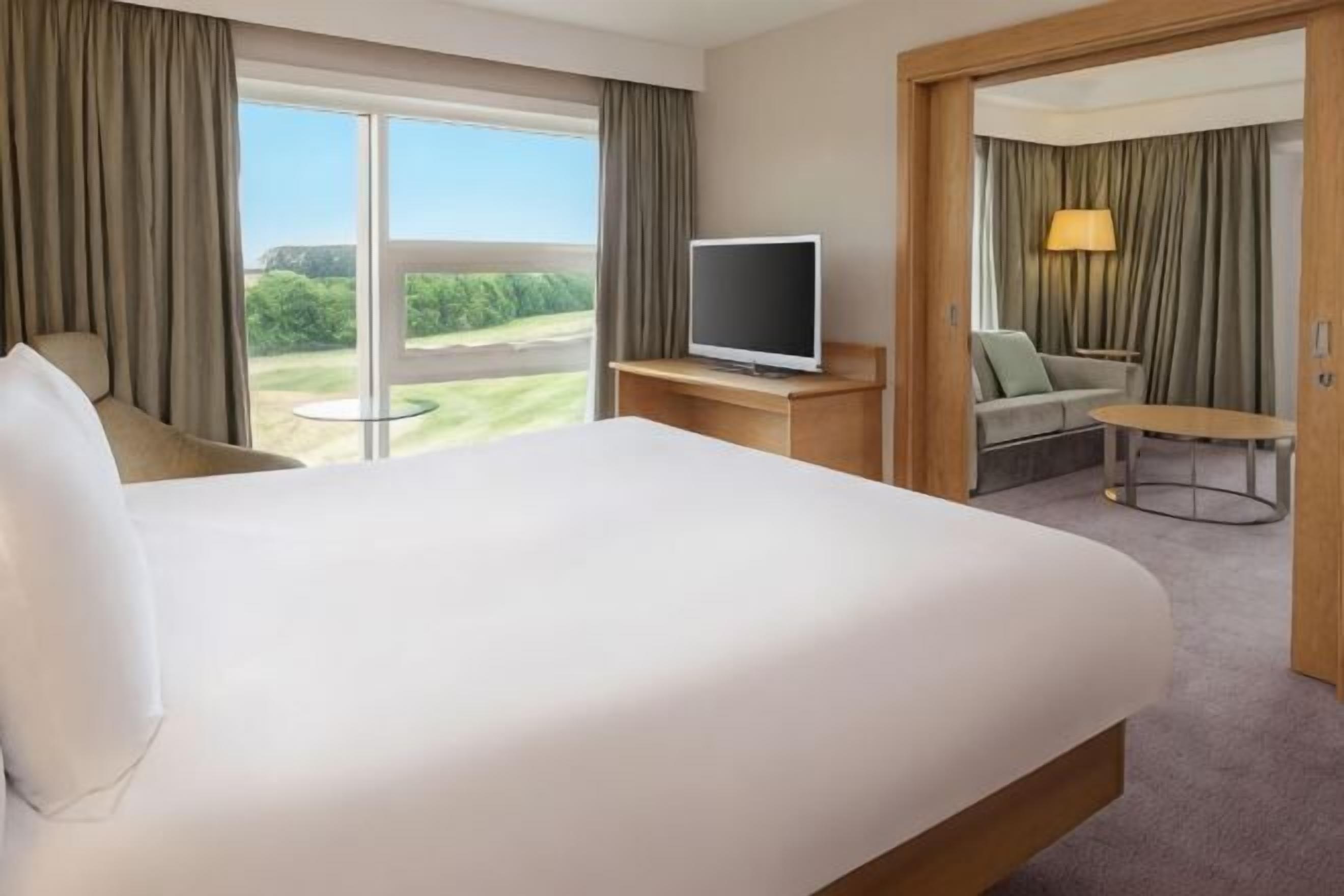 高档床上用品、客房内保险箱、办公桌、熨斗/熨衣板