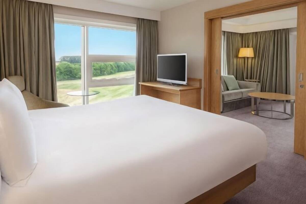 Premium bedding, in-room safe, desk, iron/ironing board