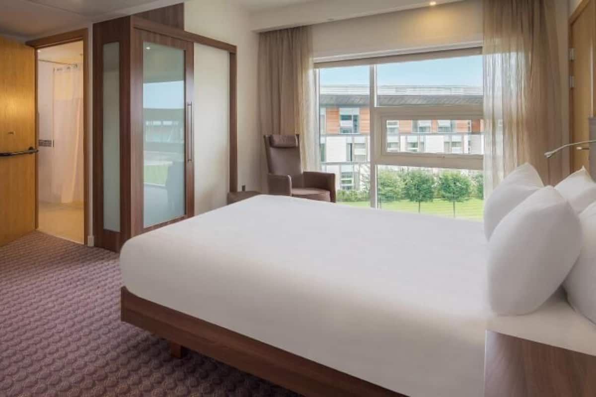 Premium bedding, in-room safe, desk, iron/ironing board