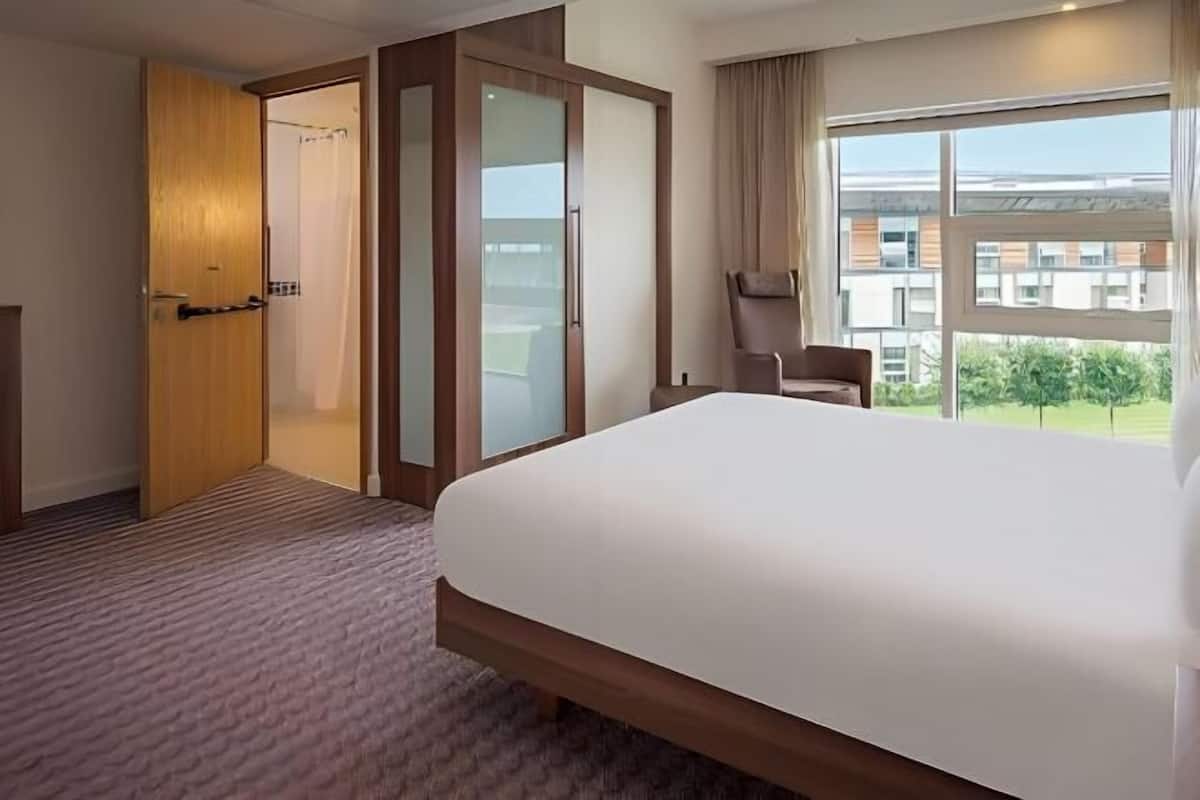 1 bedroom, premium bedding, in-room safe, desk