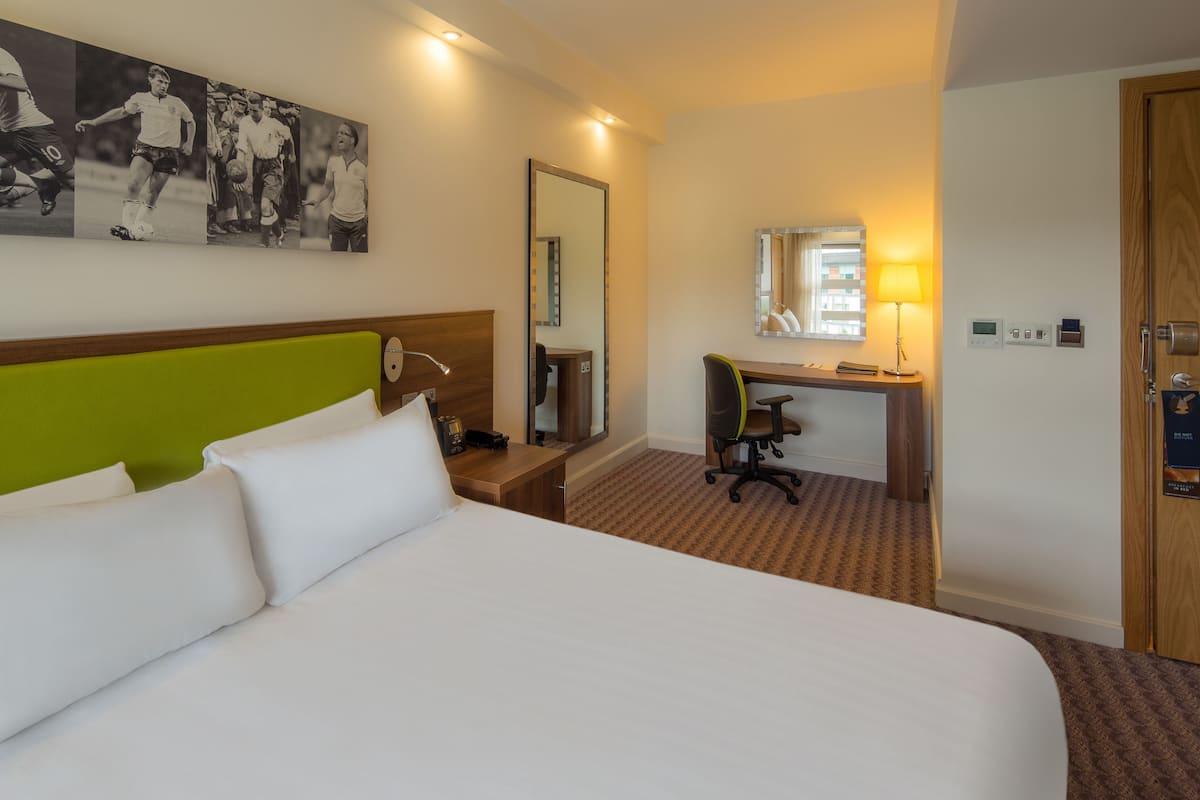 Premium bedding, in-room safe, desk, iron/ironing board