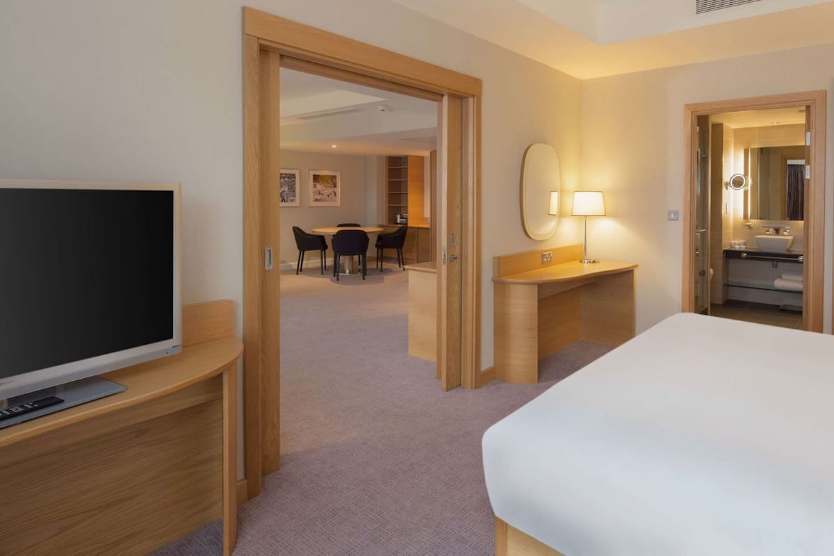 Premium bedding, in-room safe, desk, iron/ironing board