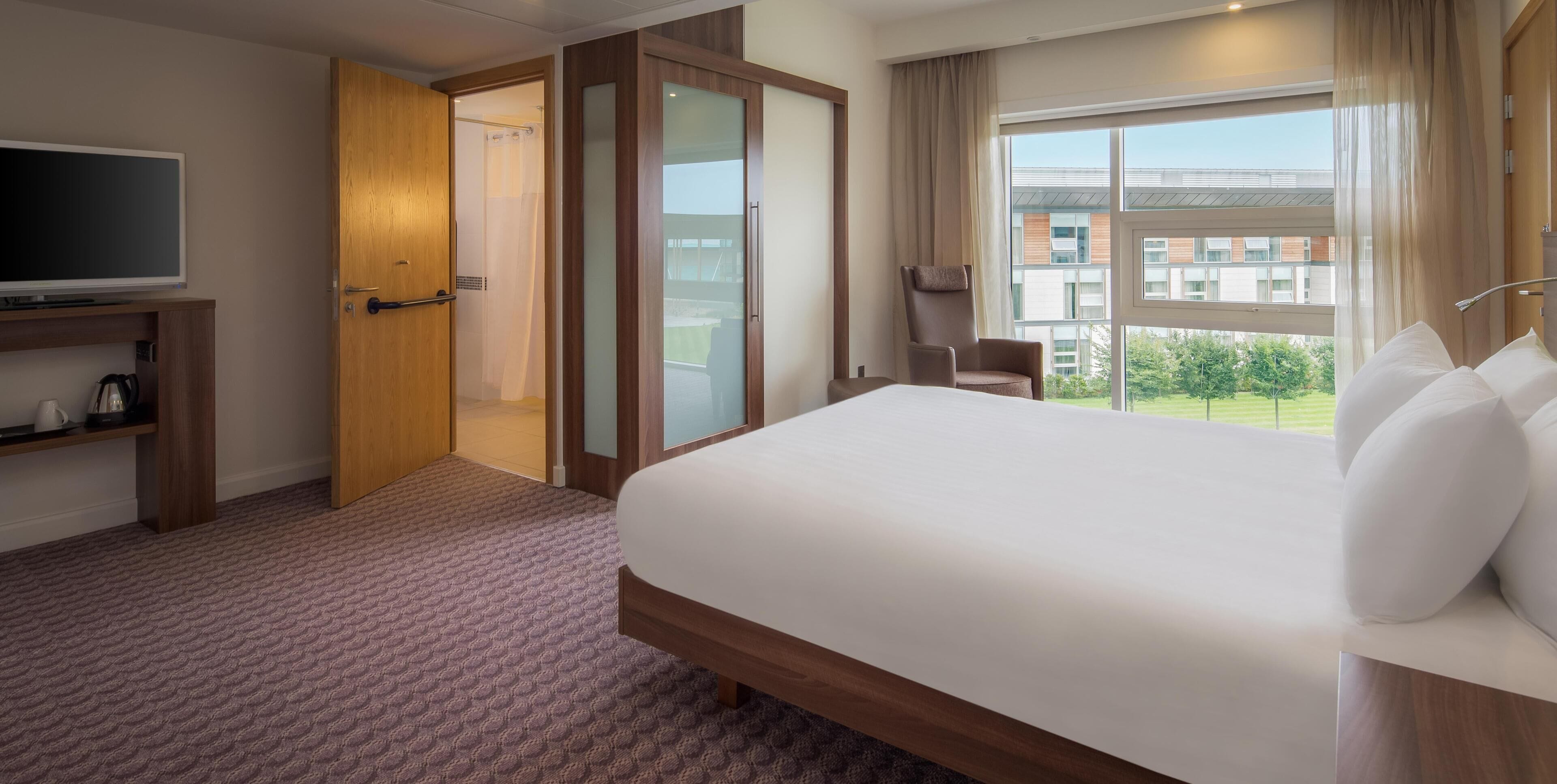 Standardzimmer, 1 Doppelbett, barrierefrei | Hochwertige Bettwaren, Zimmersafe, Schreibtisch, Bügeleisen/Bügelbrett