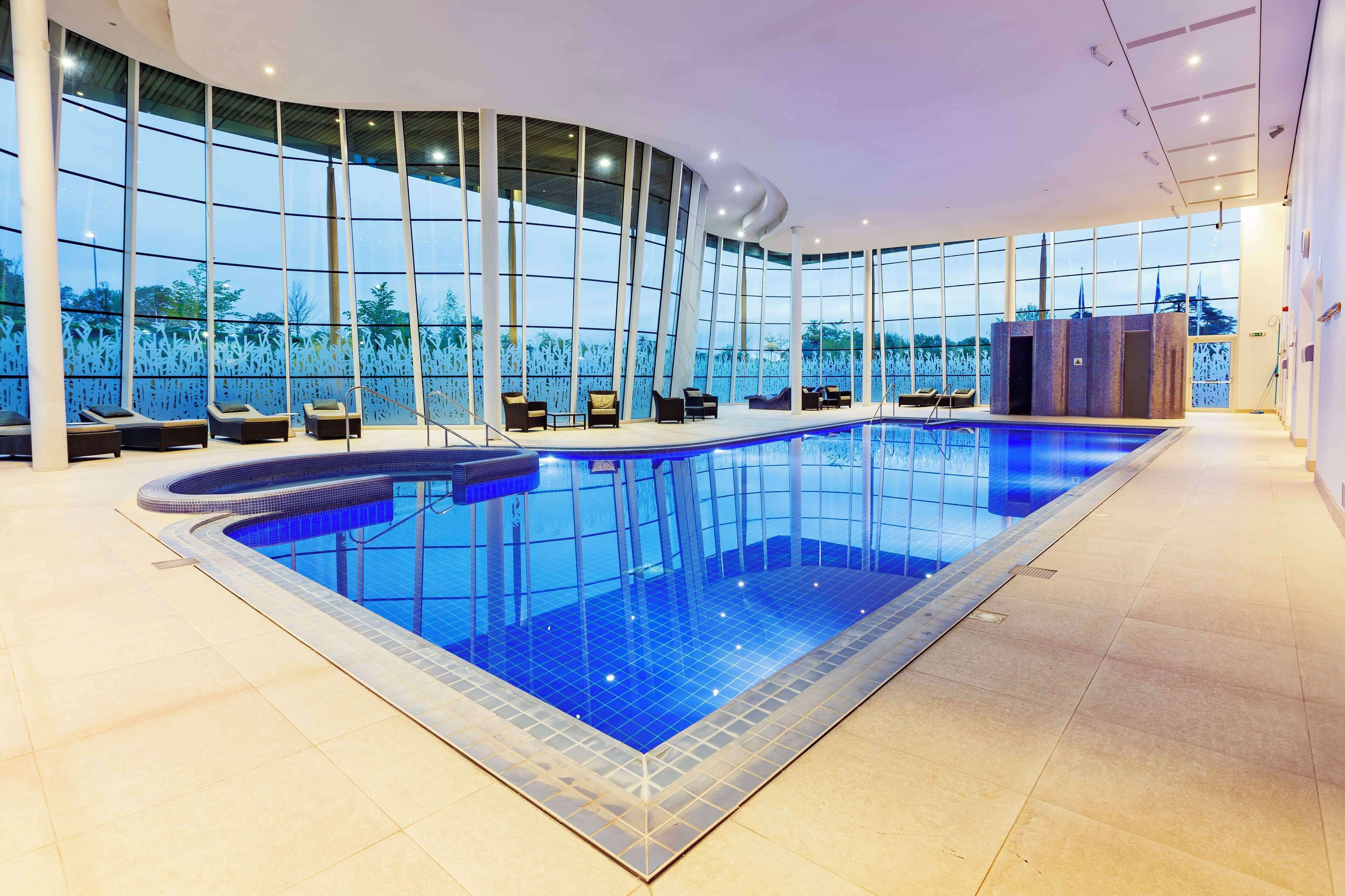 Alberca techada y camastros 